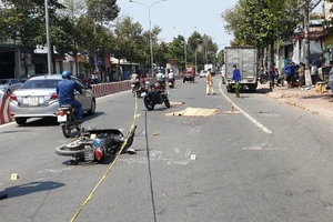 Bình Dương: 2 ông cháu chết thảm dưới bánh xe tải