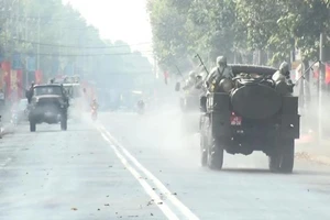 Hình ảnh bộ đội phun thuốc khử khuẩn trong khu phong tỏa