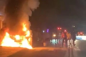 Bình Dương: Ô tô bán tải tông xe máy rồi bốc cháy dữ dội