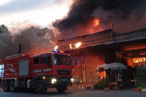 Bình Dương: Dãy kiot và một nhà dân cháy dữ dội