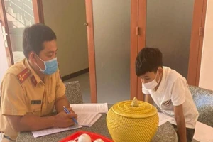 Làm ‘xiếc’ khi điều khiển xe máy, hai thanh niên bị phạt