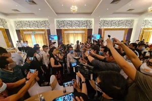 Youtuber đổ về Đại Nam nghe vợ chồng Dũng 'lò vôi' họp báo