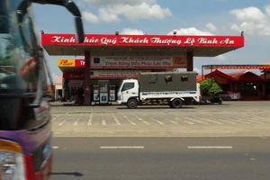 Hàng trăm công an phong tỏa cây xăng tại Bình Phước