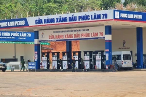 Lực lượng công an phong tỏa cây xăng Phúc Lâm 79. Ảnh: KD