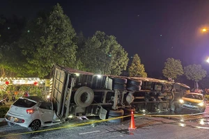 Bình Dương: 1 gia đình thoát nạn khi chiếc xe tải lật ngang