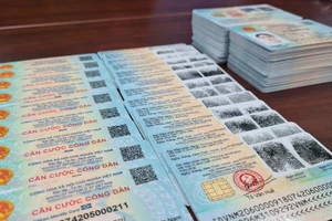 Bình Dương trả lời thắc mắc của dân về giá cước trả thẻ CCCD