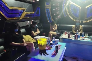 10 nam nữ 'bay lắc' trong quán karaoke ở Bình Phước giữa mùa dịch
