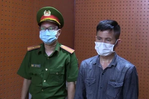 Tài xế 'ngáo' lái ô tô húc văng CSGT ở Bình Dương bị khởi tố, bắt giam