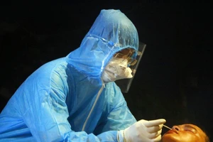 Trắng đêm lấy mẫu xét nghiệm COVID-19 cho 40.000 dân ở Bình Dương