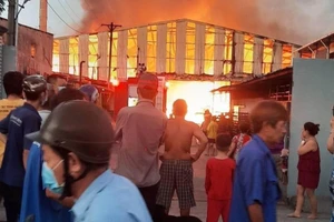 Xưởng nhang ở Bình Dương bị cháy lúc rạng sáng