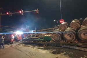 Xe đầu kéo chở trụ điện lật ngang đè chết người ở Bình Dương