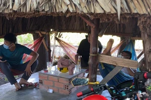 Cà phê chòi ở Bình Dương ngang nhiên đón khách lúc dịch