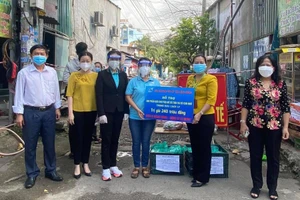 Bình Định tặng Bình Dương 1 tỉ đồng để chống dịch COVID-19