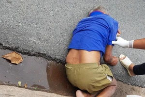 Mang cà phê cho chốt kiểm soát dịch, 1 cụ ông bị tông bất tỉnh