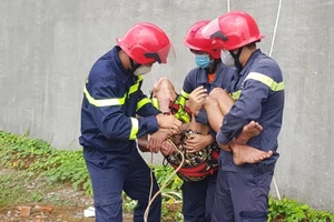 Nghi ngáo đá cầm thanh sắt leo lên nóc nhà la hét