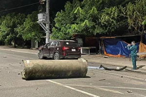 Nửa đêm người đàn ông say xỉn tông ô tô vào rào chắn COVID-19