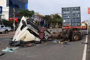 Xe container đâm vào đuôi ô tô bơm bê tông, 3 người thương vong