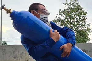 Những người chạy đua với tử thần, níu giữ sự sống cho người nhiễm COVID-19