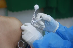 Làm giả hồ sơ để tiêm vaccine, 2 người ở Bình Dương bị tạm giữ