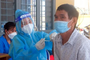 Người dân Bình Dương đi tiêm vaccine Vero Cell 