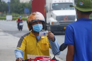Bình Dương: Từ 5-9, người dân ra đường phải có giấy thông hành