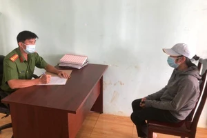 Đôi nam nữ mua bia nhưng không trả tiền, lên xe máy phóng đi