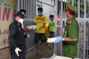 Cán bộ, chiến sĩ Công an Bình Dương vào tâm dịch hỗ trợ người dân