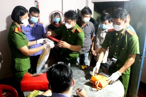 1 phụ nữ trữ 1,3 kg ma túy và súng rulo trong tiệm massage