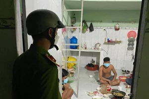 Vừa nhận lương thực hỗ trợ, 9 thanh niên ở trọ tại Bình Dương bày ra nhậu