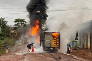 Bình Phước: Xe bồn đang tiếp xăng thì bốc cháy