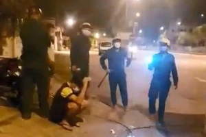 Bình Dương: Nhóm mặc đồ dân quân, có dấu hiệu say xỉn chửi người dân