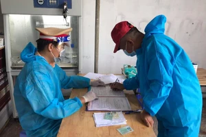 Kiểm tra giấy xét nghiệm, phát hiện lái, phụ xe bị nhiễm COVID