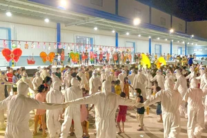 1.200 trẻ em là F0 ở Bình Dương vui vẻ ca hát trong đêm trung thu đặc biệt