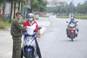 Người dân Bình Dương phải quét mã QR ở chốt kiểm soát, các điểm công cộng