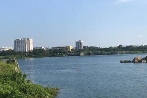 1 thanh niên đuối nước khi bơi thi với bạn ở hồ Đá thuộc ĐH Quốc gia TP.HCM