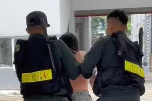 Bình Dương: Phá cửa, khống chế 1 phụ nữ để test COVID-19