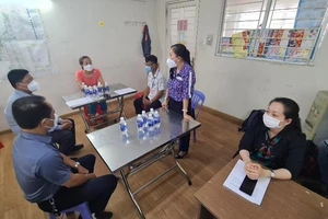 Bí thư phường Vĩnh Phú công khai xin lỗi người phụ nữ bị cưỡng chế test COVID-19