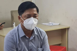 Bí thư phường cưỡng chế người phụ nữ test COVID-19 bị kiểm điểm, phê bình