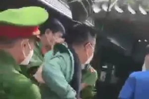 Công an xô xát với dân tại điểm tiêm vaccine bị tạm đình chỉ công tác