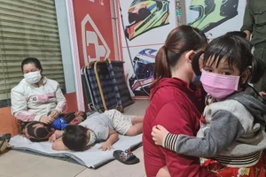 Người dân ở Bình Dương trắng đêm xin được thông chốt về quê