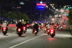 Hàng ngàn người ở Bình Dương nối đuôi nhau về quê trong đêm 2-10