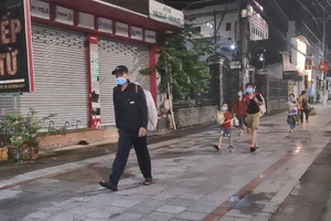 Vợ chồng cùng 5 người con nhỏ đi bộ từ Bình Dương về An Giang trong đêm