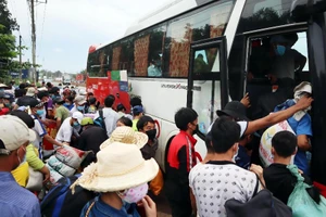 Bình Phước dùng ô tô đưa hơn 500 người dân đang đi bộ về quê