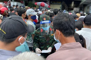 Hàng ngàn người ở Bình Dương chen lấn, đội nắng chờ tiêm vaccine