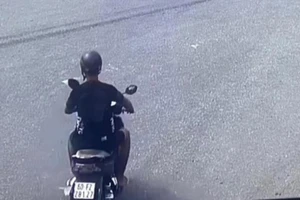 Đặc điểm nhận dạng kẻ cướp dùng dao đâm tài xế công nghệ ở Bình Dương