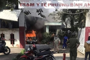 Xe cấp cứu bốc cháy ngùn ngụt trong sân trạm y tế ở Bình Dương
