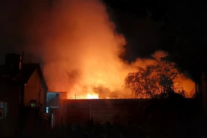 Cháy dữ dội kho phế liệu ở Bình Dương