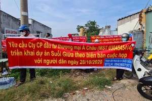 Hàng trăm người dân ở Bình Dương treo băng rôn đòi giao đất