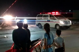 Thi thể nghi là nữ ở giữa bãi đất trống tại Bình Dương