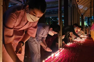 Thắp hơn 2.500 ngọn nến tưởng niệm những người đã mất vì COVID-19 ở Bình Dương